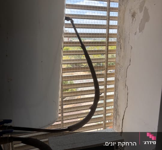 קיר עם סדקים ומערכת חימום מים
